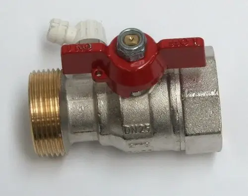Kugelhahn aus Metall mit rotem Griff von Daikin, mit einem Anschlussbereich mit Gewinde und einer klaren Kennzeichnung auf der Oberfläche.